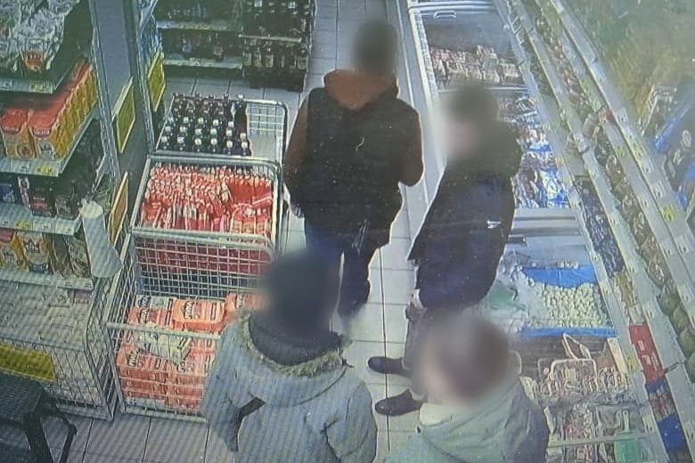 Четверо молодых жителей Челябинской области подозреваются в совершении ряда краж из супермаркетов Катайска