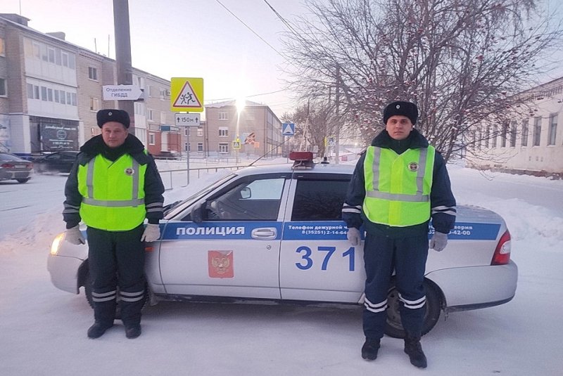 Зауральские автоинспекторы помогли семейной паре, у которой в мороз на трассе произошла поломка автомобиля